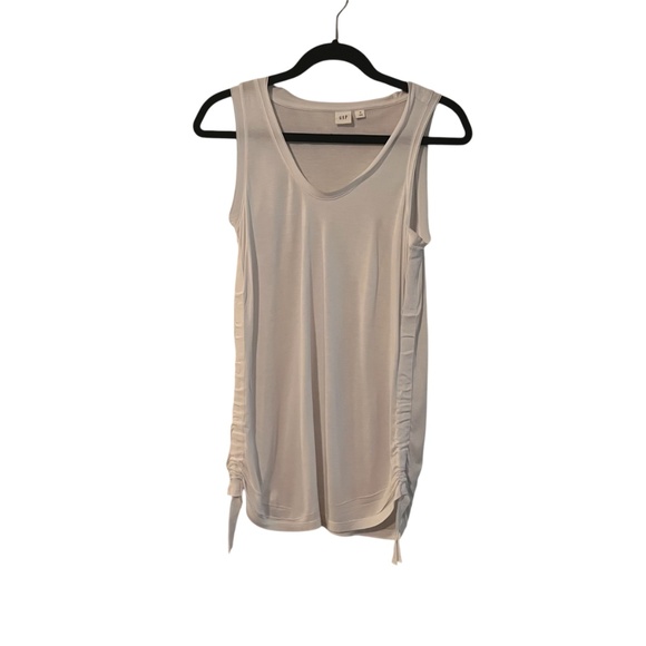 GAP Tops - NWOT Gap Women's White Sleeveless Tank Size XS